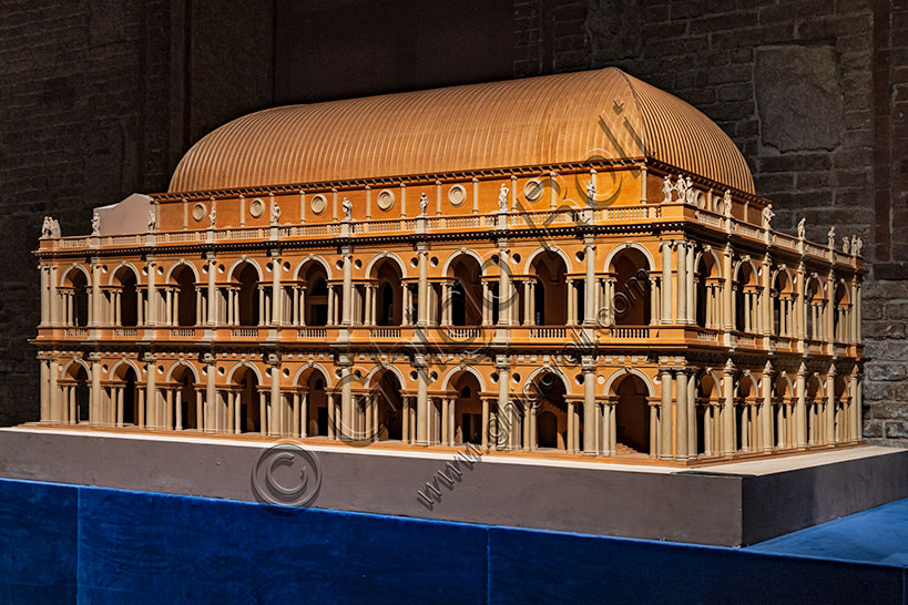 Modello in legno della Basilica Palladiana (Palazzo della Ragione) di Vicenza, realizzato nel 1976 dalla "Ballico-Officina Modellisti" di Schio. Sullo sfondo, la copertura della Basilica Palladiana, alta al colmo 25 metri.