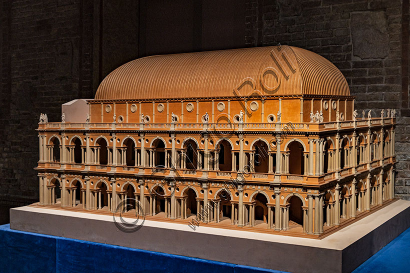 Modello in legno della Basilica Palladiana (Palazzo della Ragione) di Vicenza, realizzato nel 1976 dalla "Ballico-Officina Modellisti" di Schio. Sullo sfondo, la copertura della Basilica Palladiana, alta al colmo 25 metri.