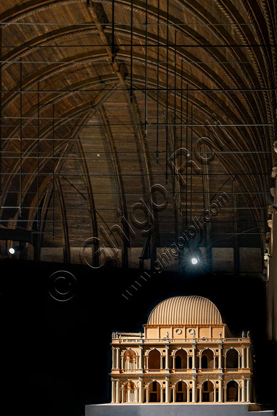 Modello in legno della Basilica Palladiana (Palazzo della Ragione) di Vicenza, realizzato nel 1976 dalla "Ballico-Officina Modellisti" di Schio. Sullo sfondo, la copertura della Basilica Palladiana, alta al colmo 25 metri.