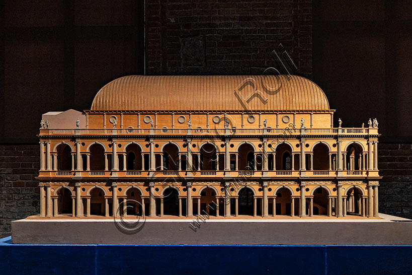 Modello in legno della Basilica Palladiana (Palazzo della Ragione) di Vicenza, realizzato nel 1976 dalla "Ballico-Officina Modellisti" di Schio. Sullo sfondo, la copertura della Basilica Palladiana, alta al colmo 25 metri.