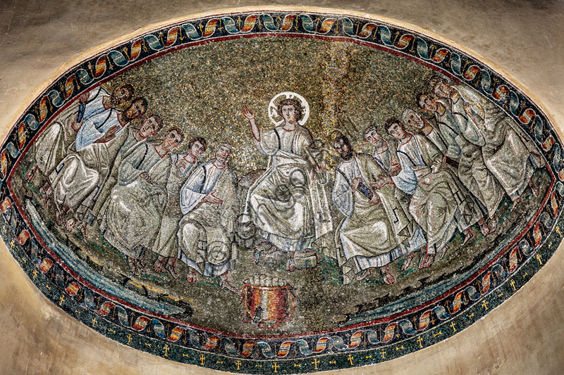 Basilica di S. Lorenzo Maggiore o alle Colonne,  Cappella di S.Aquilino: “Cristo circondato dagli Apostoli”, mosaico romano del IV-V sec.La basilica è la più antica chiesa di Milano ed è ritenuta essere il primo edificio a simmetria centrale dell'Occidente Cristiano. 