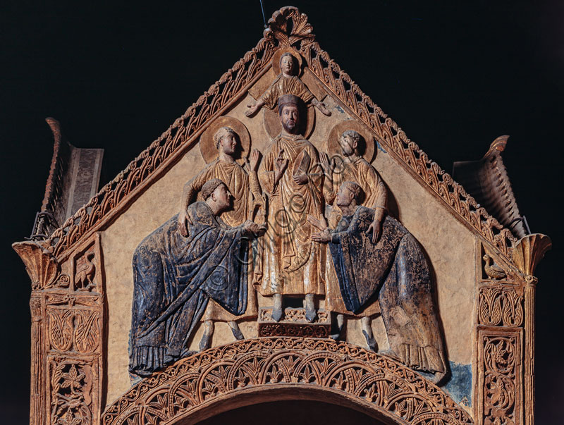 Basilica di S.Ambrogio, baldacchino del ciborio: “S.Ambrogio tra i SS.Gervasio e Protasio e due benedettini”,  stucco colorato del X sec.