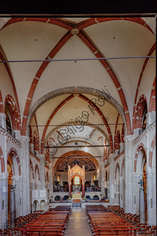  Basilica di S.Ambrogio: veduta della navata centrale.