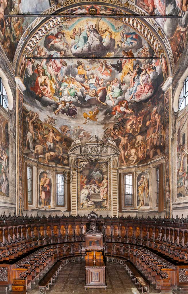 Basilica of St Prospero: view of the apse with frescoes by Camillo Procaccini  (1585 - 1587) and wooden choir by Cristoforo e Giuseppe De Venetiis (1545 - 1546).