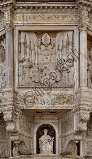 Basilica of the Holy Cross, right aisle: "Pulpit with scenes from the life of St. Francis - tile about  St. Francis's death", by Benedetto da Maiano (around 1481). Decorated by five bas-relief sculpted tiles, with scenes from the life of the Saint, it has a strong effect of depth thanks to the skilful use of perspective. There are niches with statuettes of the Virtues under each tile.