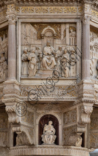 Basilica di Santa Croce, navata destra: "Pulpito con scene della vita di S. Francesco - formella su S. Francesco davanti al Sultano", di Benedetto da Maiano (1481 circa). Decorato da cinque formelle scolpite a bassorilievo, con scene della vita del Santo, a forte effetto di profondità grazie all'uso sapiente della prospettiva. Sotto ciascuna formella si trovano delle nicchie con statuette delle Virtù.