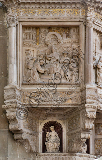 Basilica of the Holy Cross, right aisle: "Pulpit with scenes from the life of St. Francis - tile about St. Francis in front of Pope Honorius III who approves the Franciscan Order", by Benedetto da Maiano (around 1481). Decorated by five bas-relief sculpted tiles, with scenes from the life of the Saint, it has a strong effect of depth thanks to the skilful use of perspective. There are niches with statuettes of the Virtues under each tile.