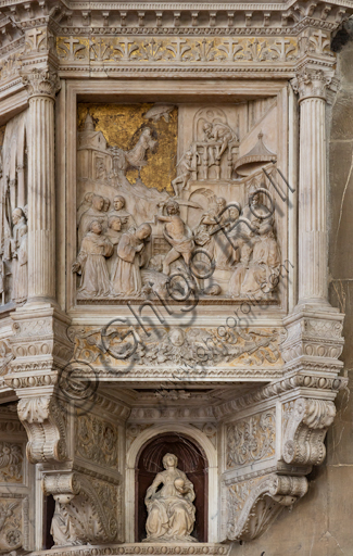 Basilica of the Holy Cross, right aisle: "Pulpit with scenes from the life of St. Francis - tile about  the martyrdom of Franciscan friars in Morocco", by Benedetto da Maiano (around 1481). Decorated by five bas-relief sculpted tiles, with scenes from the life of the Saint, it has a strong effect of depth thanks to the skilful use of perspective. There are niches with statuettes of the Virtues under each tile.