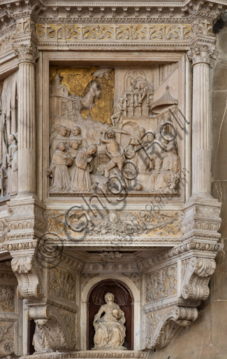 Basilica di Santa Croce, navata destra: "Pulpito con scene della vita di S. Francesco - formella col martirio dei frati francescani in Marocco", di Benedetto da Maiano (1481 circa). Decorato da cinque formelle scolpite a bassorilievo, con scene della vita del Santo, a forte effetto di profondità grazie all'uso sapiente della prospettiva. Sotto ciascuna formella si trovano delle nicchie con statuette delle Virtù.