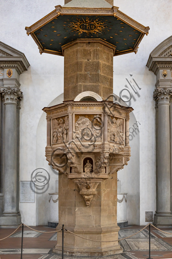 Basilica of the Holy Cross, right aisle: "Pulpit with scenes from the life of St. Francis - tile about St. Francis receiving the Stigmata", by Benedetto da Maiano (around 1481). Decorated by five bas-relief sculpted tiles, with scenes from the life of the Saint, it has a strong effect of depth thanks to the skilful use of perspective. There are niches with statuettes of the Virtues under each tile.