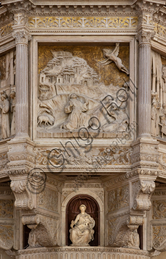 Basilica di Santa Croce, navata destra: "Pulpito con scene della vita di S. Francesco - formella su S. Francesco che riceve le Stimmate", di Benedetto da Maiano (1481 circa). Decorato da cinque formelle scolpite a bassorilievo, con scene della vita del Santo, a forte effetto di profondità grazie all'uso sapiente della prospettiva. Sotto ciascuna formella si trovano delle nicchie con statuette delle Virtù.