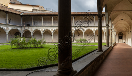 Basilica di Santa Croce: veduta del chiostro dei Pazzi, detto anche primo chiostro o chiostro principale.