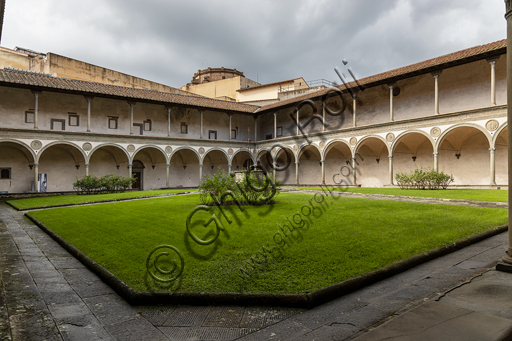 Basilica di Santa Croce: veduta del chiostro dei Pazzi, detto anche primo chiostro o chiostro principale.