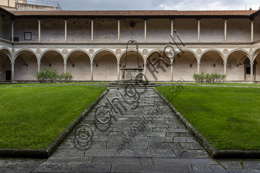 Basilica di Santa Croce: veduta del secondo chiostro.