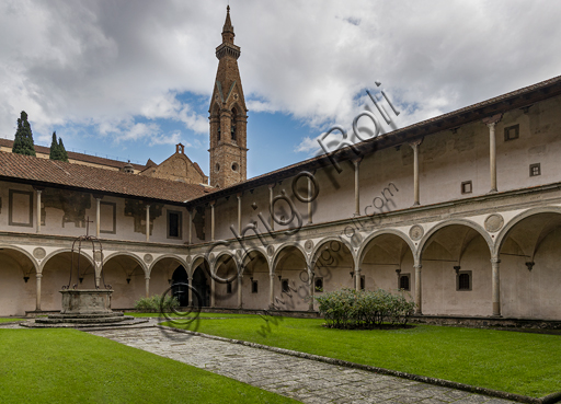 Basilica di Santa Croce: veduta del secondo chiostro.