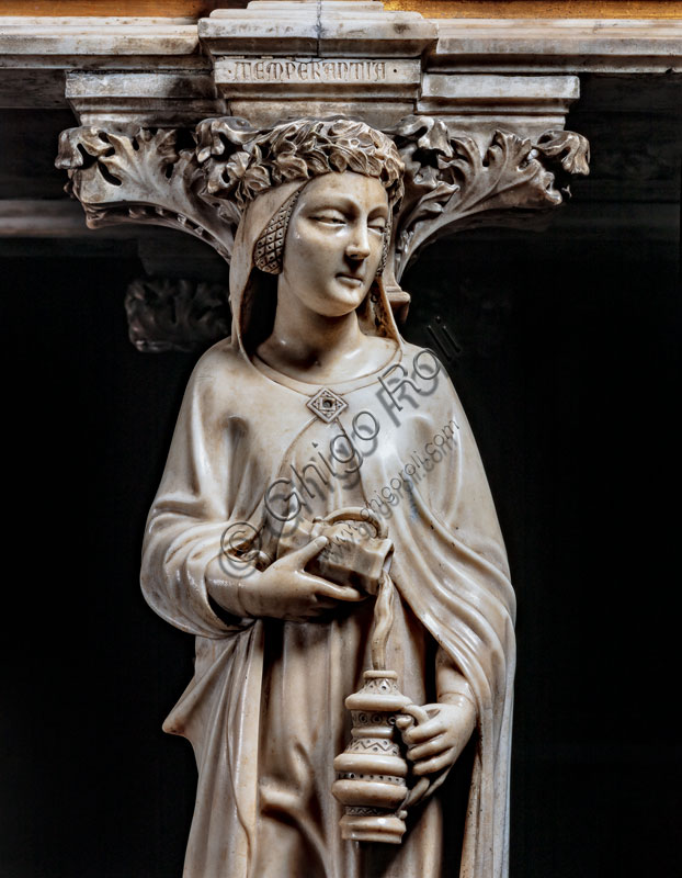 Basilica di S.Eustorgio, Cappella Portinari:  “Arca di S.Pietro martire”, di Giovanni di Balduccio e aiuti, 1339, in marmo di Carrara. Particolare delle quattro statue raffiguranti le Virtù cardinali: la “Temperanza”, che miscela acqua e vino.