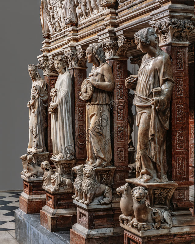 Basilica di S.Eustorgio, Cappella Portinari:  “Arca di S.Pietro martire”, di Giovanni di Balduccio e aiuti, 1339, in marmo di Carrara. Particolare delle quattro statue raffiguranti le Virtù cardinali.