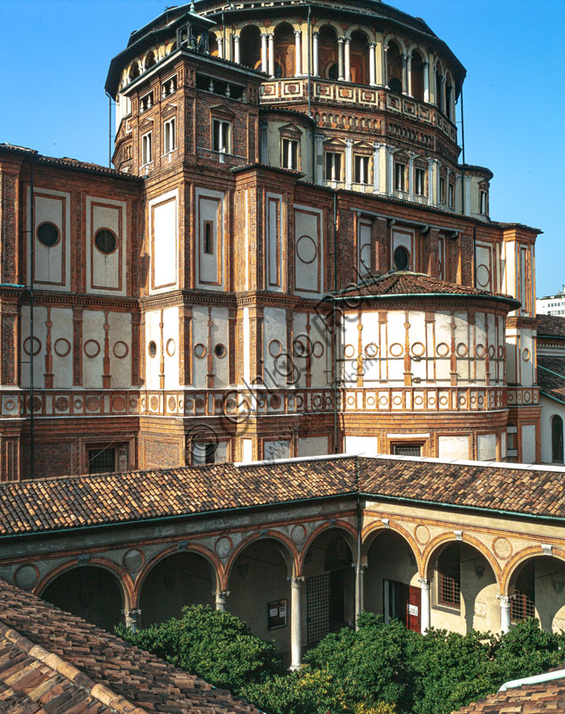 Basilica di S.Maria delle Grazie:  veduta del chiostrino. Sullo sfondo il tiburio.