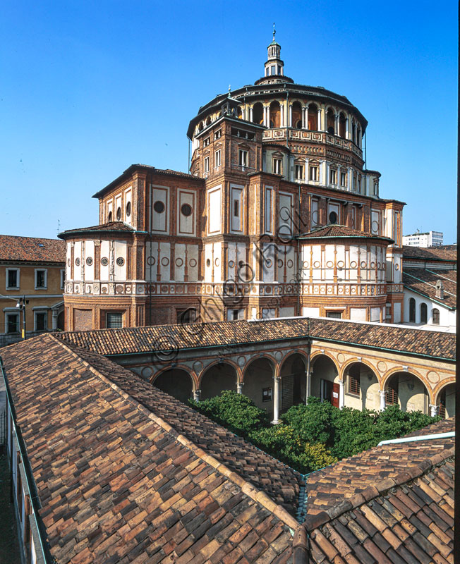 Basilica di S.Maria delle Grazie:  veduta del chiostrino. Sullo sfondo il tiburio.