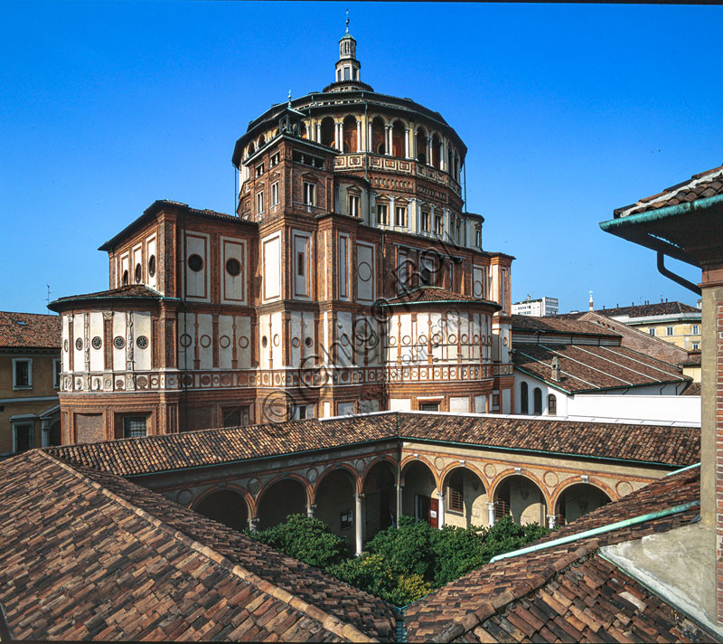 Basilica di S.Maria delle Grazie:  veduta del chiostrino. Sullo sfondo il tiburio.