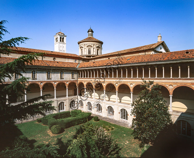 Basilica di S.Vittore al Corpo: veduta del tiburio e del chiostro.