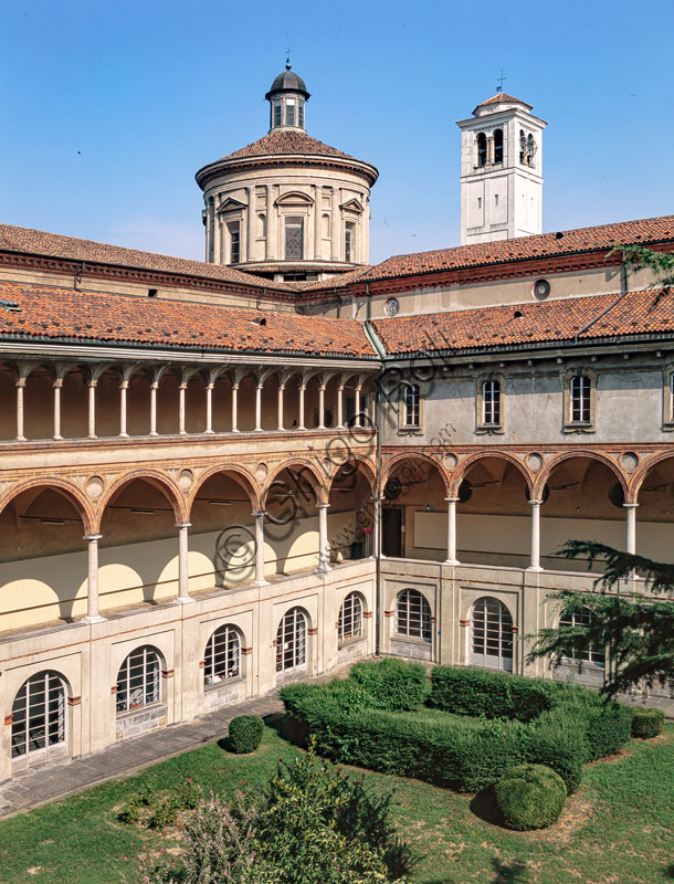 Basilica di S.Vittore al Corpo: veduta del tiburio e del chiostro.