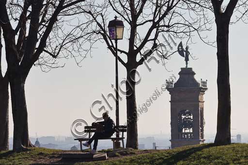 Bergamo, Città alta:  giardini sul Viale delle Mura veneziane. Sullo sfondo, il campanile della Chiesa di Sant'Alessandro della Croce.