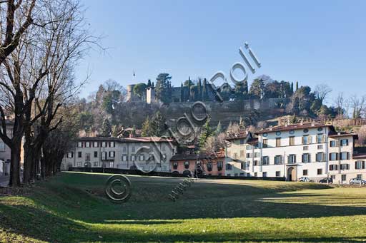 Bergamo, Città alta:  case su via Fara, nei pressi dell'ex Convento di Sant'Agostino. Sullo sfondo, la Rocca di Bergamo.