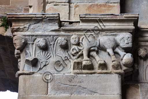 Bergamo, Città alta, Palazzo della Ragione: capitello di una delle colonne del porticato.