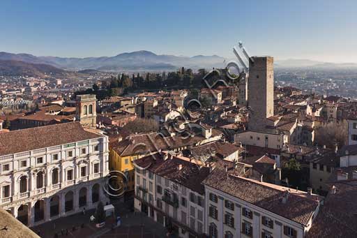 Bergamo, Città alta: veduta della città dalla Torre Civica, detta il Campanone. A sinistra, la facciata bianca di Palazzo Nuovo. La torre più alta è la Torre del Gombito (1150). Sullo sfondo a sinistra, si intravvede la Val Seriana.