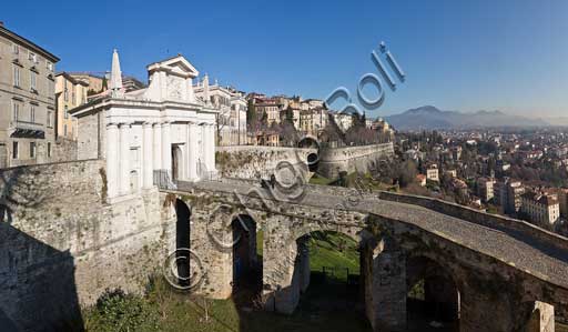 Bergamo, Città alta:  veduta della città con il Viale delle Mura veneziane e Porta San Giacomo, una delle quattro porte di Bergamo. Porta San Giacomo, opera di Bonaiuto Lorini (1592), con facciata esterna in marmo bianco - rosato di Zandobbio,  venne costruita sulla strada verso Milano. 