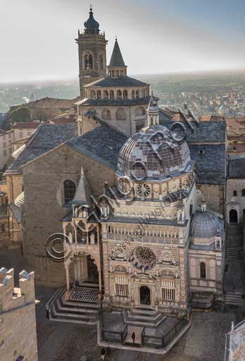 Bergamo, Città alta: veduta di piazza Duomo dalla Torre Civica, detta il Campanone. Da sinistra, la facciata della Basilica di Santa Maria Maggiore, la facciata della Cappella Colleoni e la parte superiore del Battistero.