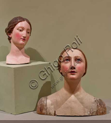 Bergamo, Museo Bernareggi, sala delle Madonne da vestire: gruppo di teste lignee intagliate e policrome (secoli XVII-XVIII).