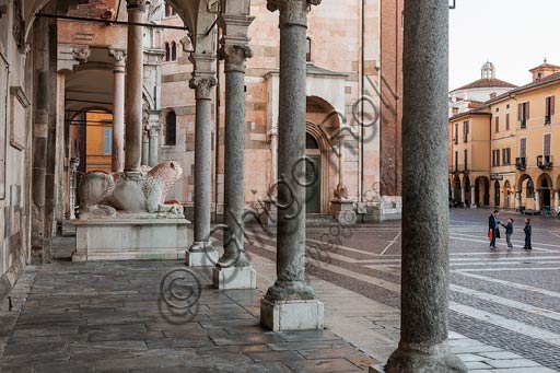 Cremona: Cremona: il portico del Duomo, detto "La Bertazzola", opera di Lorenzo Trotti (1493-1515) e Piazza del Comune.