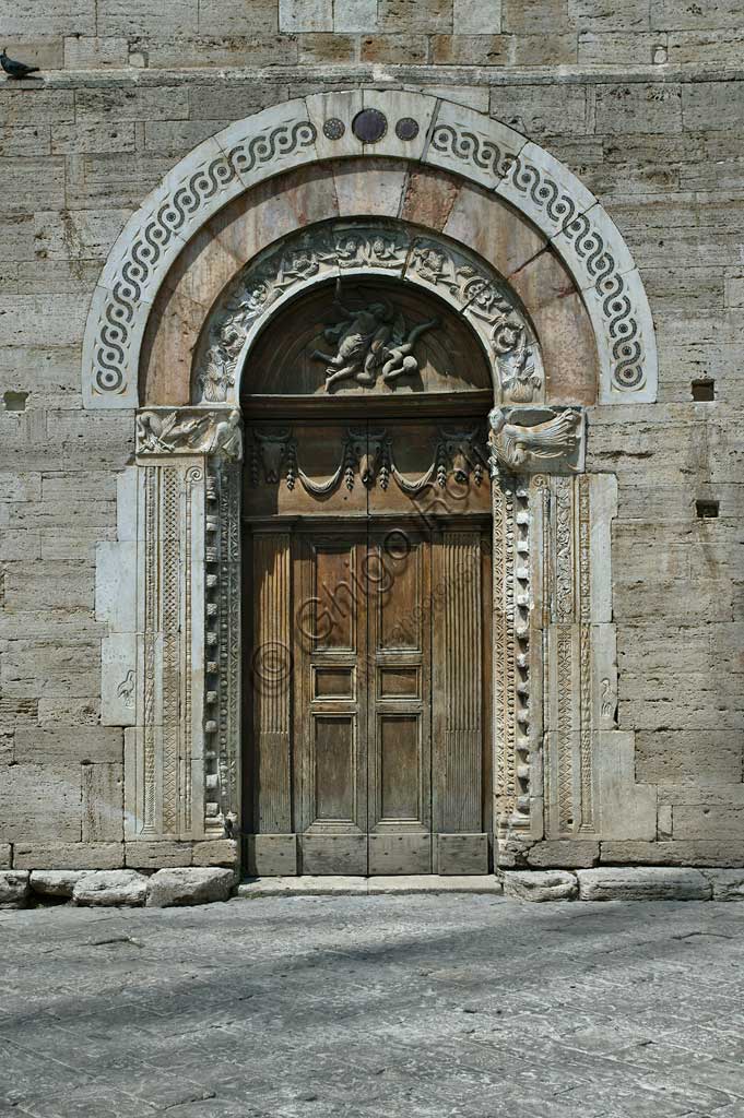 Bevagna, la chiesa di S. Michele Arcangelo: il portale.