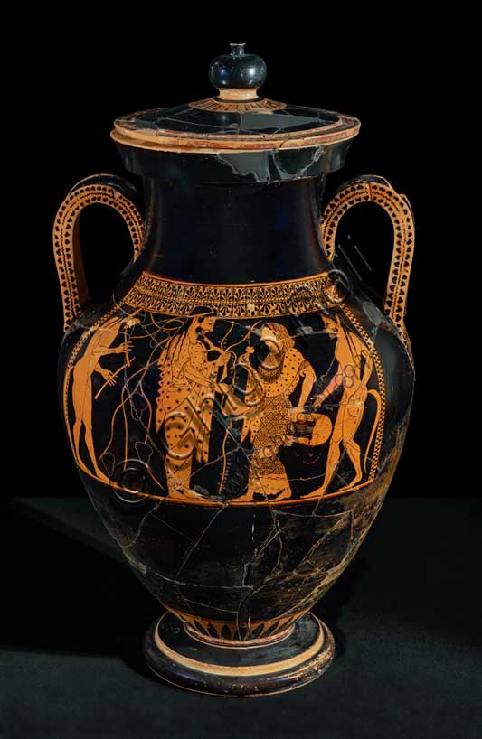 Museo Civico Archeologico di Bologna:Anfora attica bilingue del Pittore di Andokides, dal sepolcreto Arnoaldi, tomba 85.Intorno al 530 a.C., il pittore Andokide, che lavorava nello studio ateniese del ceramista Exechia, iniziò a sperimentare una nuova tecnica decorativa in terracotta in cui le figure venivano delineate lasciandone l'interno non dipinto, anziché dipingerle di nero. In questo modo realizzò diverse opere "bilingue", in cui le scene erano realizzate con le figure nere su un lato e le figure rosse, di nuova invenzione, sull'altro.Questa anfora, attribuibile allo stesso Andokide, è l'unico esemplare finora rinvenuto nell'Etruria padana che testimonia questo tipo di produzione. A differenza di altre anfore con la stessa scena nelle due tecniche sui due lati, qui gli episodi raffigurati sono diversi: da un lato è raffigurato Eracle, che uccide il leone nemeo, assistito da Iolao e al cospetto di Atena; dall'altro, Dioniso a banchetto, con al fianco Arianna che suona la cetra, e due satiri. L'anfora è un pezzo importato di pregio ed era l'unico elemento del corredo funerario di una tomba a incinerazione, nella quale i resti ossei erano stranamente depositati in un angolo della trincea, all'esterno dell'urna.È la più antica attestazione a Felsina della figura di Eracle.Inv. 18017.