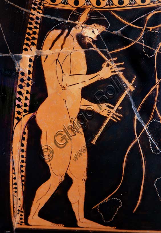 Museo Civico Archeologico di Bologna:Anfora attica bilingue del Pittore di Andokides, dal sepolcreto Arnoaldi, tomba 85.Intorno al 530 a.C., il pittore Andokide, che lavorava nello studio ateniese del ceramista Exechia, iniziò a sperimentare una nuova tecnica decorativa in terracotta in cui le figure venivano delineate lasciandone l'interno non dipinto, anziché dipingerle di nero. In questo modo realizzò diverse opere "bilingue", in cui le scene erano realizzate con le figure nere su un lato e le figure rosse, di nuova invenzione, sull'altro.Questa anfora, attribuibile allo stesso Andokide, è l'unico esemplare finora rinvenuto nell'Etruria padana che testimonia questo tipo di produzione. A differenza di altre anfore con la stessa scena nelle due tecniche sui due lati, qui gli episodi raffigurati sono diversi: da un lato è raffigurato Eracle, che uccide il leone nemeo, assistito da Iolao e al cospetto di Atena; dall'altro, Dioniso a banchetto, con al fianco Arianna che suona la cetra, e due satiri. L'anfora è un pezzo importato di pregio ed era l'unico elemento del corredo funerario di una tomba a incinerazione, nella quale i resti ossei erano stranamente depositati in un angolo della trincea, all'esterno dell'urna.È la più antica attestazione a Felsina della figura di Eracle.Inv. 18017.Particolare.