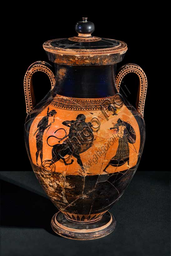 Museo Civico Archeologico di Bologna:Anfora attica bilingue del Pittore di Andokides, dal sepolcreto Arnoaldi, tomba 85.Intorno al 530 a.C., il pittore Andokide, che lavorava nello studio ateniese del ceramista Exechia, iniziò a sperimentare una nuova tecnica decorativa in terracotta in cui le figure venivano delineate lasciandone l'interno non dipinto, anziché dipingerle di nero. In questo modo realizzò diverse opere "bilingue", in cui le scene erano realizzate con le figure nere su un lato e le figure rosse, di nuova invenzione, sull'altro.Questa anfora, attribuibile allo stesso Andokide, è l'unico esemplare finora rinvenuto nell'Etruria padana che testimonia questo tipo di produzione. A differenza di altre anfore con la stessa scena nelle due tecniche sui due lati, qui gli episodi raffigurati sono diversi: da un lato è raffigurato Eracle, che uccide il leone nemeo, assistito da Iolao e al cospetto di Atena; dall'altro, Dioniso a banchetto, con al fianco Arianna che suona la cetra, e due satiri. L'anfora è un pezzo importato di pregio ed era l'unico elemento del corredo funerario di una tomba a incinerazione, nella quale i resti ossei erano stranamente depositati in un angolo della trincea, all'esterno dell'urna.È la più antica attestazione a Felsina della figura di Eracle.Inv. 18017.