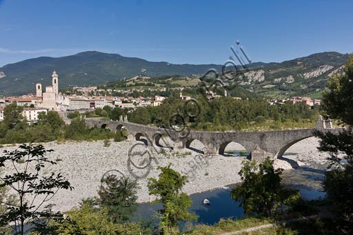 Bobbio: Veduta di Bobbio col Ponte Vecchio, detto anche Ponte Gobbo o del Diavolo, che attraversa il fiume Trebbia con 11 campate irregolari. 