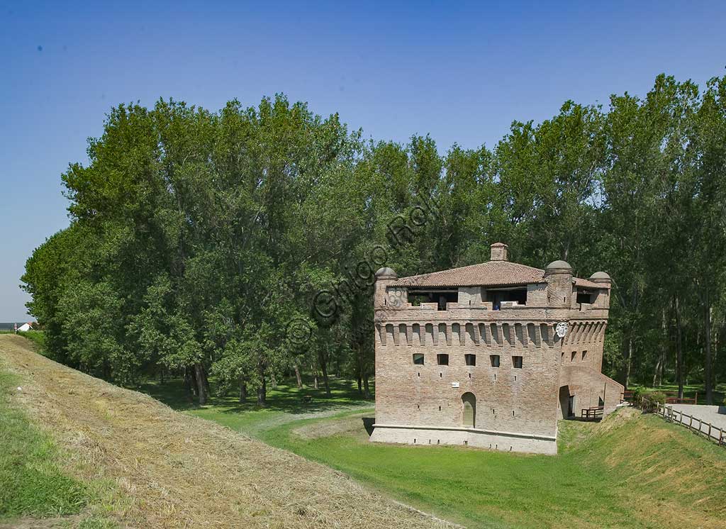 Bondeno, La Stellata: the powerful stronghold, a defensive tower on the bank of the Po built around the 11th century and subsequently enlarged in 1362 by  Niccolò II d'Este wished. At that time  it was located near the delta of the Po.