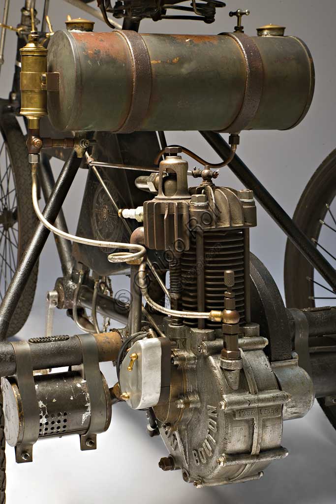 Moto d'epoca Perfecta Triciclo tipo Corsa. Motore.Marca: Perfecta/ De Dion Boutonmodello: tipo Corsanazione: Italia - Torinoanno: 1899condizioni: restauratocilindrata: 240 ccmotore: Monocilindrico a valvole contrapposteaspirazione automatica in testa, scarico lateralecambio:trasmissione diretta a ingranaggi con differenzialeQuesto rarissimo modello Corsa presenta, rispetto allo Sport della stessa casa, alcune migliorie sostanziali: ruote a cerchietto e carburatore a "borbotage" (praticamente una serpentina con i gas di scarico passa all'interno del serbatoio facendo bollire la benzina, i cui vapori alimentano direttamente il carburatore. Il tutto avviene sotto al sellino del pilota....). Con queste modifche raggiunge i 50 km/h. I tricicli Perfecta vincono molte competizioni tra le quali: 1° e 2° classificato alla Torino - Bussoleno - Susa del 1899; 1° alla Padova - Vicenza - Treviso - Bassono - Padova del 1900; record dei 10 km sul percorso Padova - Bovolenta... e molti altri.