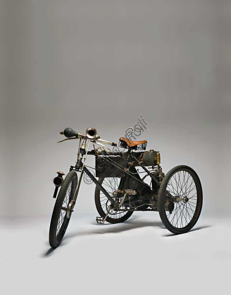 Moto d'epoca Perfecta Triciclo tipo Corsa.Marca: Perfecta/ De Dion Boutonmodello: tipo Corsanazione: Italia - Torinoanno: 1899condizioni: restauratocilindrata: 240 ccmotore: Monocilindrico a valvole contrapposteaspirazione automatica in testa, scarico lateralecambio:trasmissione diretta a ingranaggi con differenzialeQuesto rarissimo modello Corsa presenta, rispetto allo Sport della stessa casa, alcune migliorie sostanziali: ruote a cerchietto e carburatore a "borbotage" (praticamente una serpentina con i gas di scarico passa all'interno del serbatoio facendo bollire la benzina, i cui vapori alimentano direttamente il carburatore. Il tutto avviene sotto al sellino del pilota....). Con queste modifche raggiunge i 50 km/h. I tricicli Perfecta vincono molte competizioni tra le quali: 1° e 2° classificato alla Torino - Bussoleno - Susa del 1899; 1° alla Padova - Vicenza - Treviso - Bassono - Padova del 1900; record dei 10 km sul percorso Padova - Bovolenta... e molti altri.