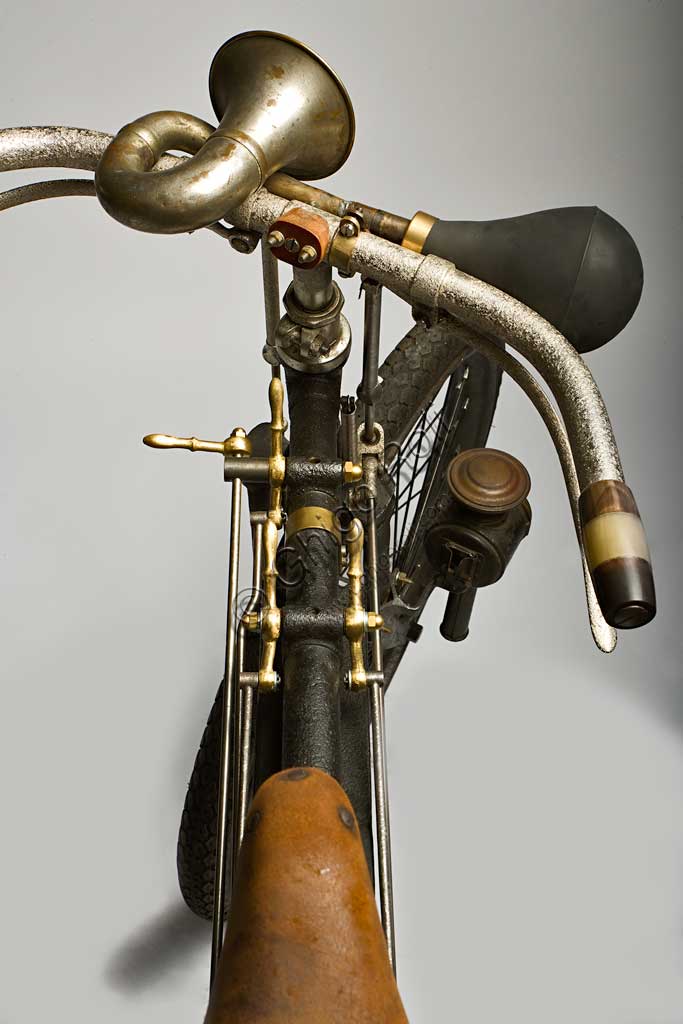 Moto d'epoca Perfecta Triciclo tipo Corsa.Marca: Perfecta/ De Dion Boutonmodello: tipo Corsanazione: Italia - Torinoanno: 1899condizioni: restauratocilindrata: 240 ccmotore: Monocilindrico a valvole contrapposteaspirazione automatica in testa, scarico lateralecambio:trasmissione diretta a ingranaggi con differenzialeQuesto rarissimo modello Corsa presenta, rispetto allo Sport della stessa casa, alcune migliorie sostanziali: ruote a cerchietto e carburatore a "borbotage" (praticamente una serpentina con i gas di scarico passa all'interno del serbatoio facendo bollire la benzina, i cui vapori alimentano direttamente il carburatore. Il tutto avviene sotto al sellino del pilota....). Con queste modifche raggiunge i 50 km/h. I tricicli Perfecta vincono molte competizioni tra le quali: 1° e 2° classificato alla Torino - Bussoleno - Susa del 1899; 1° alla Padova - Vicenza - Treviso - Bassono - Padova del 1900; record dei 10 km sul percorso Padova - Bovolenta... e molti altri.