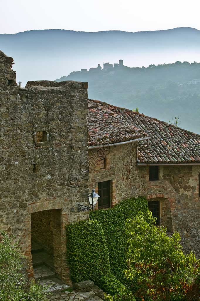The hamlet of Ceralto. On the background, the hamleto of Cisterna.