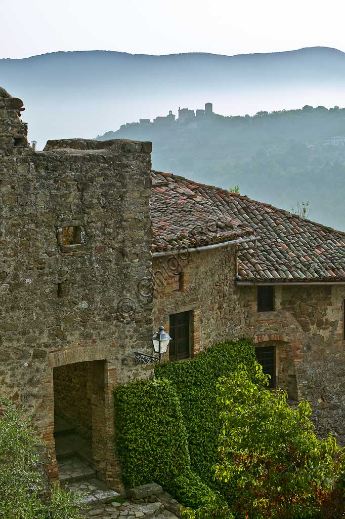 Il borgo di Ceralto. Sullo sfondo, il borgo di Cisterna.