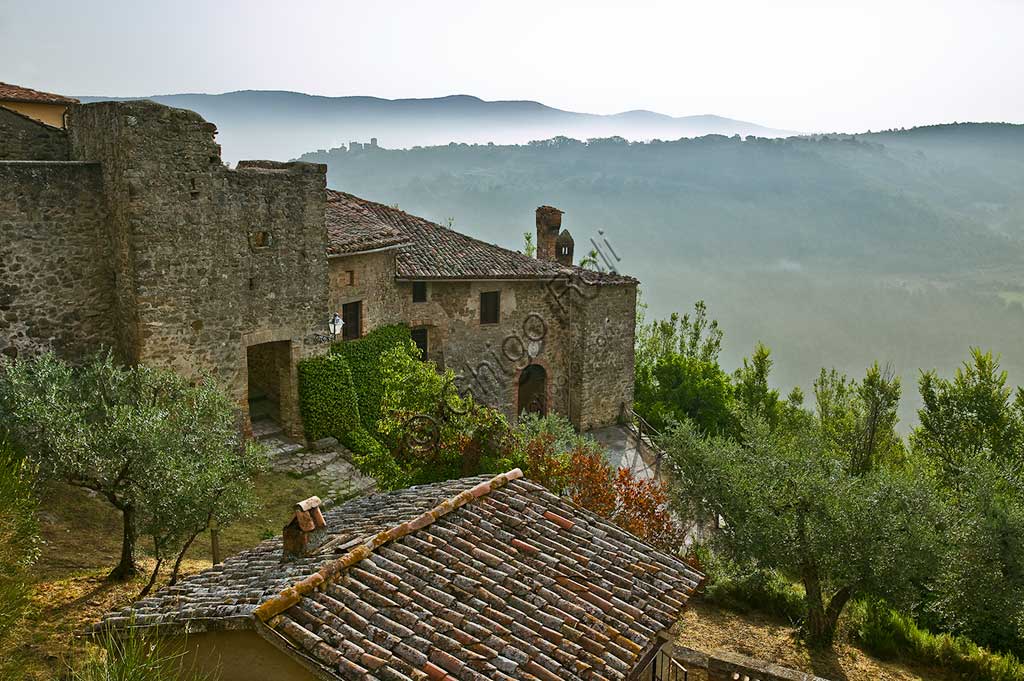 Il borgo di Ceralto. Sullo sfondo, il borgo di Cisterna.