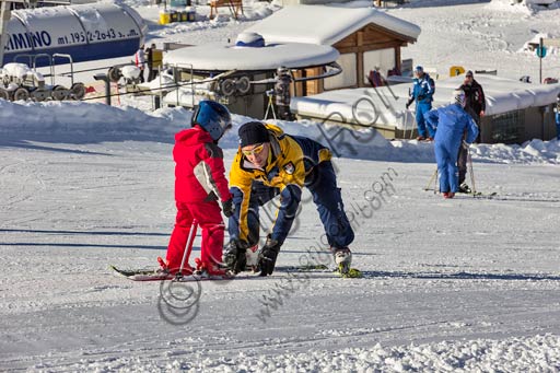 Bormio 2000, Scuola Italiana di Sci Gallo Cedrone: maestro di sci dà una lezione a un bimbo.