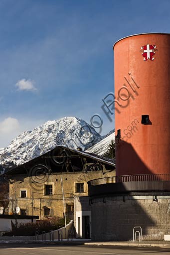 Bormio: antica casa e la sede del Comune.