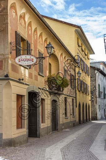 Bormio, centro storico: via con insegna dell'amaro Braulio.