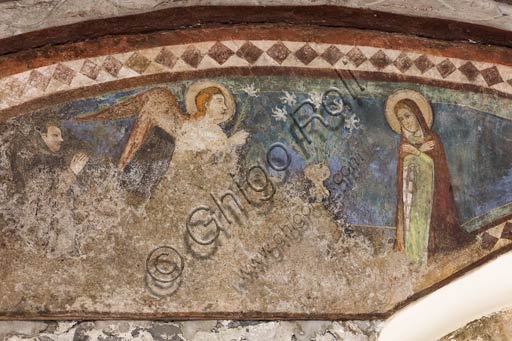 Bormio, Collegiata dei Santi Gervasio e Protasio (patroni di Bormio), sottarco che unisce il fianco meridionale della chiesa alla canonica: affresco del 1393 nella lunetta, raffigurante l'Annunciazione.